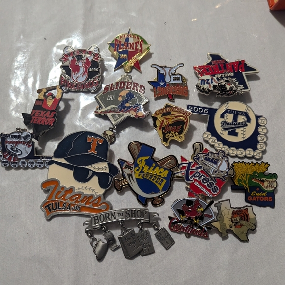 Assorted Sports Team Pins Collection - Picture 1 of 5
